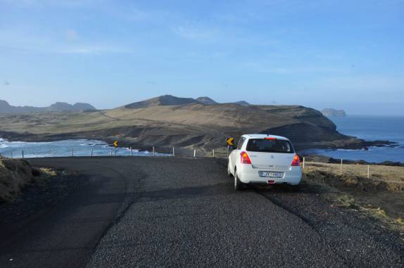 Nosso carro na paisagem grandiosa da ilha de Heimaey, no sul da Islândia